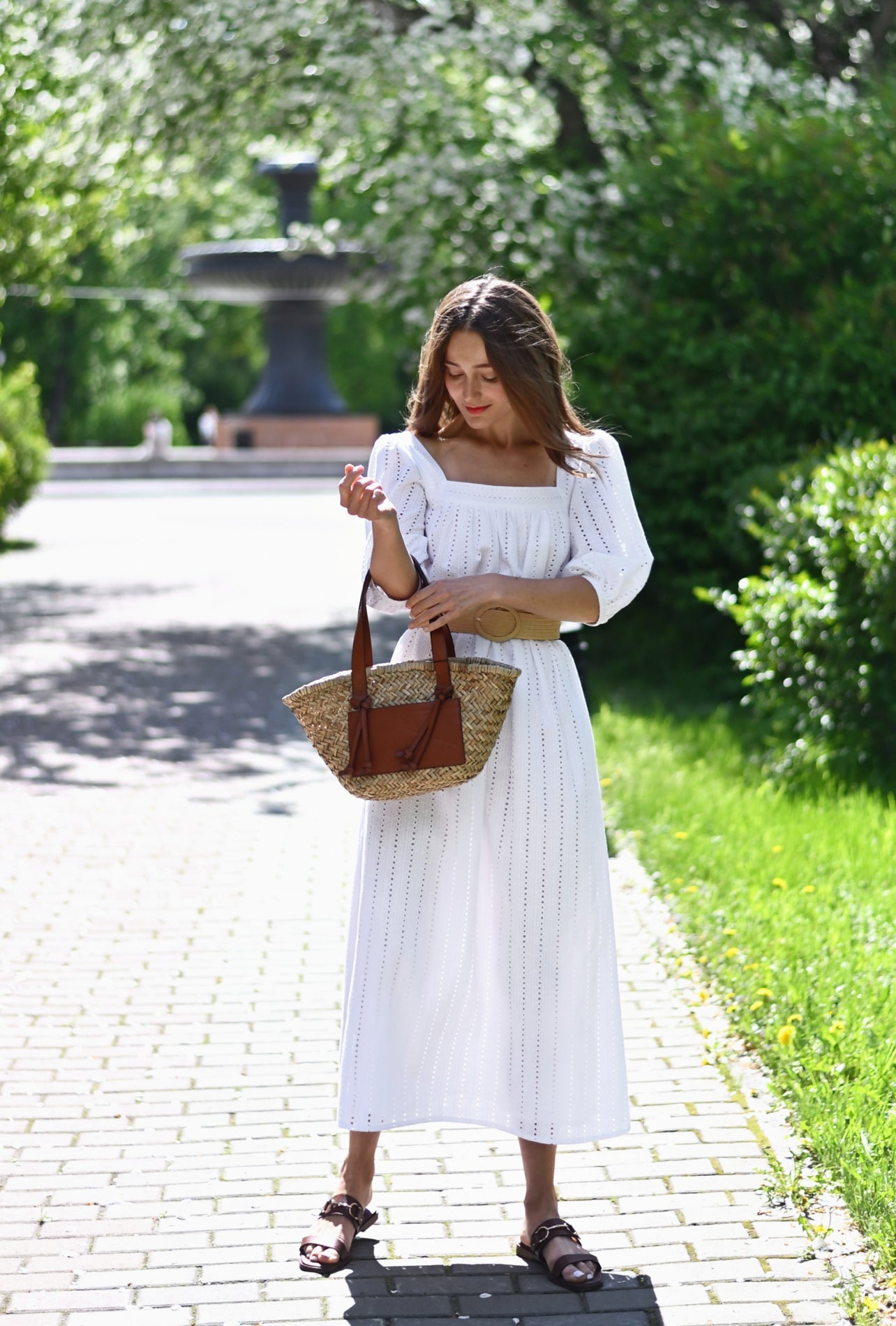 Белое платье из шитья с французским узлом